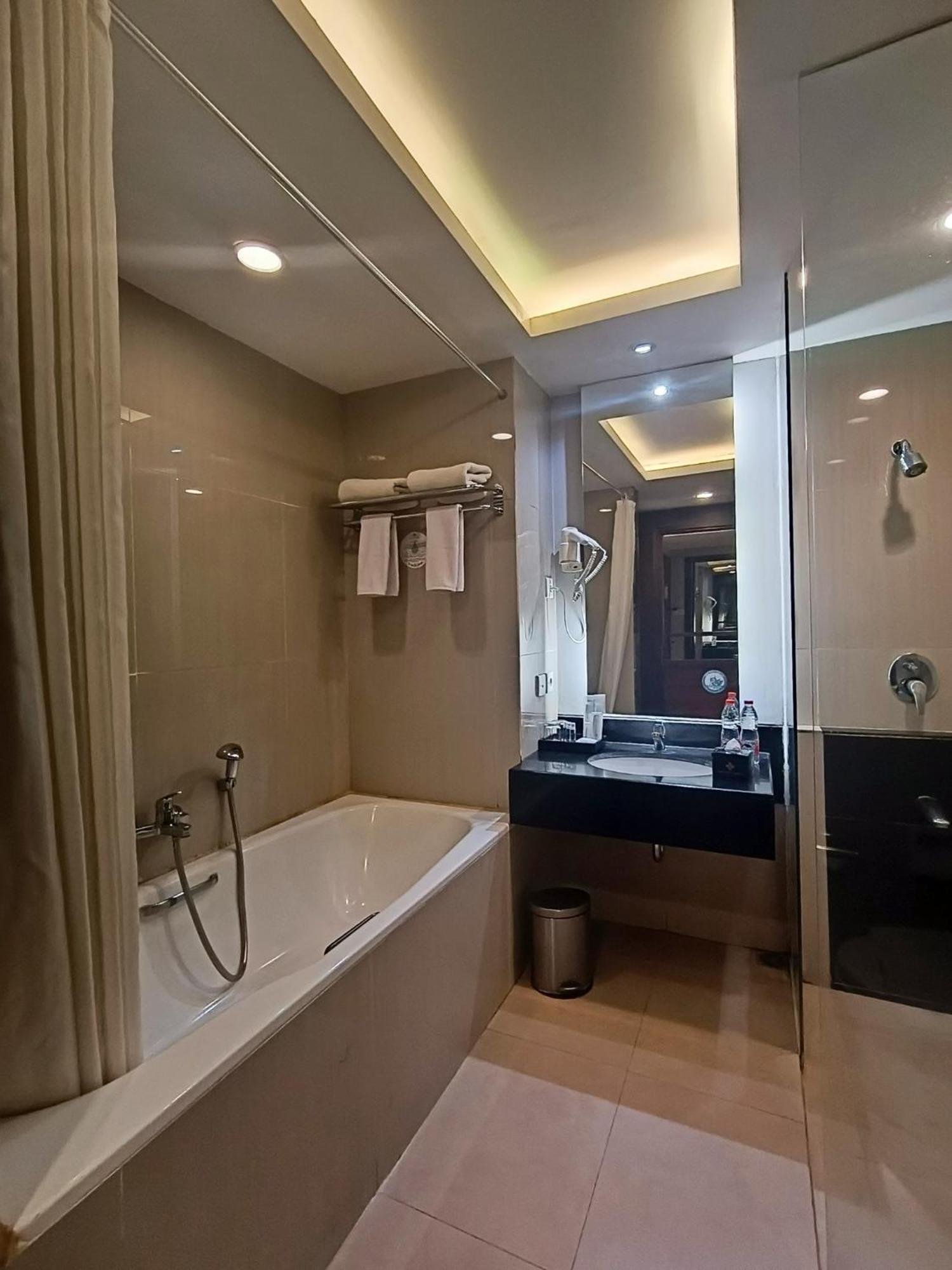Grand Cakra Hotel Malang Eksteriør bilde